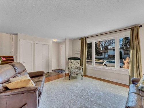 264 Shepherd Crescent Se, Medicine Hat, AB - Indoor Photo Showing Living Room
