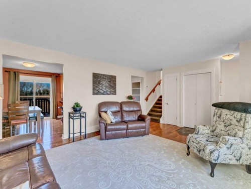 264 Shepherd Crescent Se, Medicine Hat, AB - Indoor Photo Showing Living Room