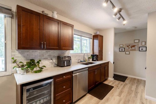 32 Cocks Way Se, Medicine Hat, AB - Indoor Photo Showing Kitchen With Double Sink