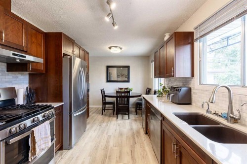 32 Cocks Way Se, Medicine Hat, AB - Indoor Photo Showing Kitchen With Stainless Steel Kitchen With Double Sink