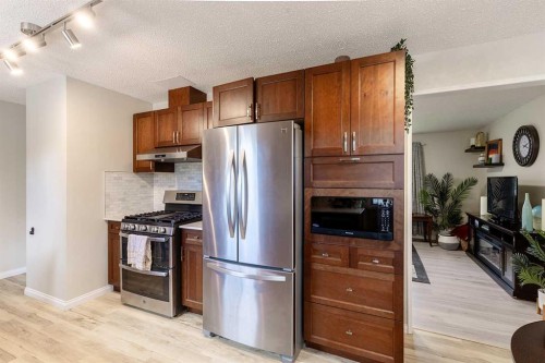 32 Cocks Way Se, Medicine Hat, AB - Indoor Photo Showing Kitchen With Stainless Steel Kitchen