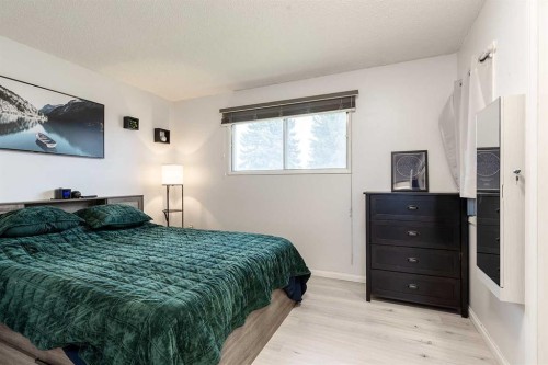 32 Cocks Way Se, Medicine Hat, AB - Indoor Photo Showing Bedroom