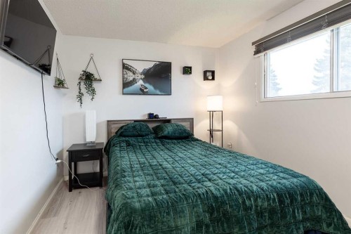 32 Cocks Way Se, Medicine Hat, AB - Indoor Photo Showing Bedroom