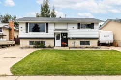 32 Cocks Way SE Medicine Hat, AB T1B 1R7