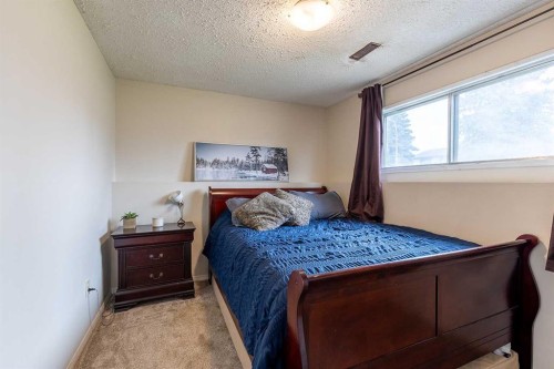 32 Cocks Way Se, Medicine Hat, AB - Indoor Photo Showing Bedroom
