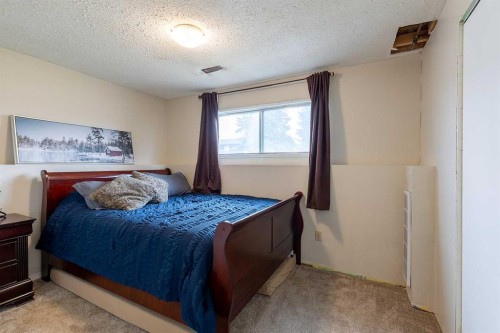 32 Cocks Way Se, Medicine Hat, AB - Indoor Photo Showing Bedroom