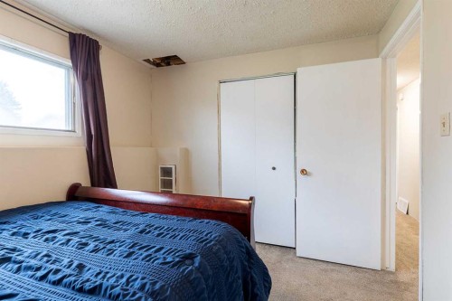 32 Cocks Way Se, Medicine Hat, AB - Indoor Photo Showing Bedroom