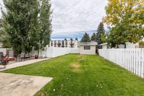32 Cocks Way Se, Medicine Hat, AB - Outdoor With Backyard