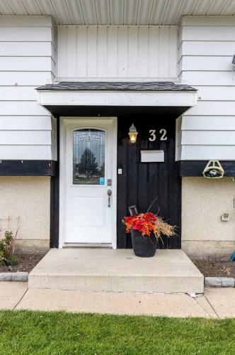 32 Cocks Way Se, Medicine Hat, AB - Outdoor With Exterior