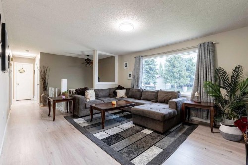 32 Cocks Way Se, Medicine Hat, AB - Indoor Photo Showing Living Room