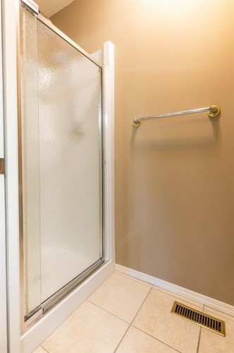 108 River Ridge Drive Nw, Medicine Hat, AB - Indoor Photo Showing Bathroom