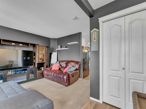 104 Northlands Pointe Ne, Medicine Hat, AB - Indoor Photo Showing Living Room