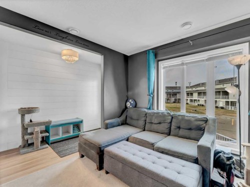 104 Northlands Pointe Ne, Medicine Hat, AB - Indoor Photo Showing Living Room