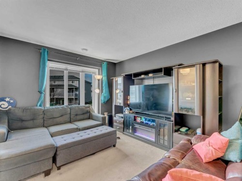 104 Northlands Pointe Ne, Medicine Hat, AB - Indoor Photo Showing Living Room