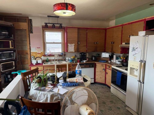 378 4 Street Sw, Medicine Hat, AB - Indoor Photo Showing Kitchen With Double Sink