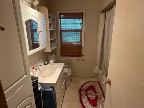 378 4 Street Sw, Medicine Hat, AB - Indoor Photo Showing Bathroom