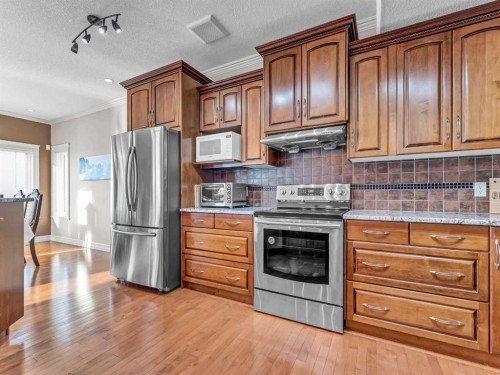 150 Desert Blume Crescent, Desert Blume, AB - Indoor Photo Showing Kitchen