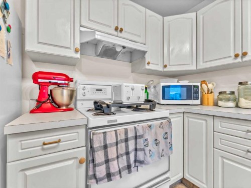 933 & 935 1 Street Sw, Medicine Hat, AB - Indoor Photo Showing Kitchen