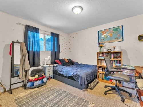 933 & 935 1 Street Sw, Medicine Hat, AB - Indoor Photo Showing Bedroom