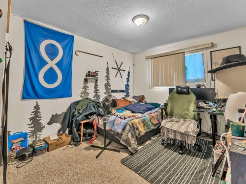 933 & 935 1 Street Sw, Medicine Hat, AB - Indoor Photo Showing Bedroom