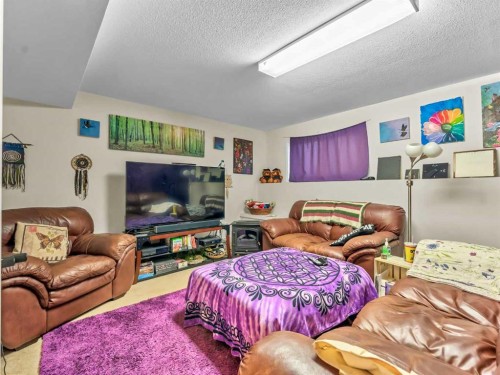 933 & 935 1 Street Sw, Medicine Hat, AB - Indoor Photo Showing Bedroom