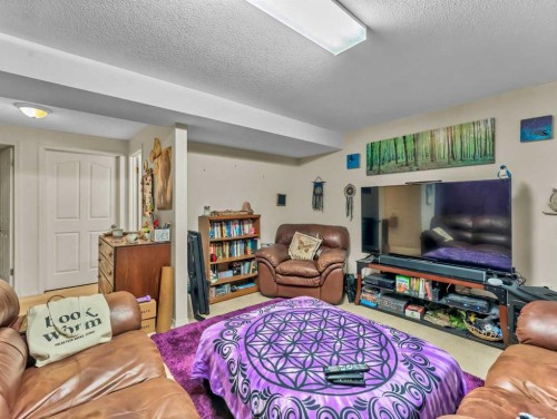 933 & 935 1 Street Sw, Medicine Hat, AB - Indoor Photo Showing Living Room