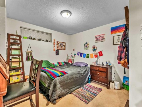 933 & 935 1 Street Sw, Medicine Hat, AB - Indoor Photo Showing Bedroom