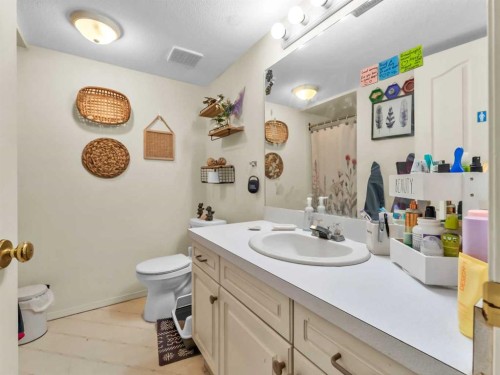 933 & 935 1 Street Sw, Medicine Hat, AB - Indoor Photo Showing Bathroom