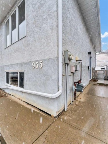 933 & 935 1 Street Sw, Medicine Hat, AB - Outdoor