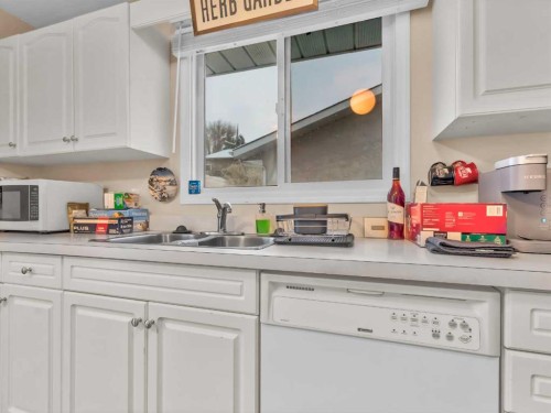 933 & 935 1 Street Sw, Medicine Hat, AB - Indoor Photo Showing Kitchen With Double Sink
