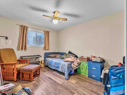933 & 935 1 Street Sw, Medicine Hat, AB - Indoor Photo Showing Bedroom
