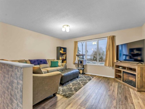 933 & 935 1 Street Sw, Medicine Hat, AB - Indoor Photo Showing Living Room