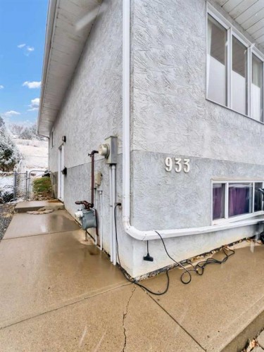 933 & 935 1 Street Sw, Medicine Hat, AB - 