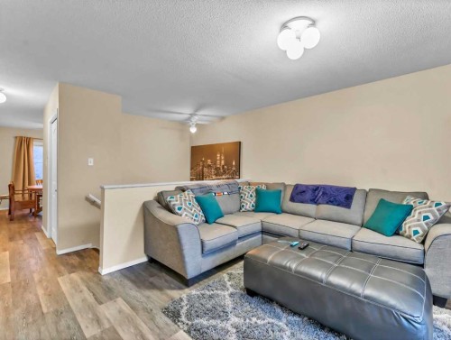933 & 935 1 Street Sw, Medicine Hat, AB - Indoor Photo Showing Living Room