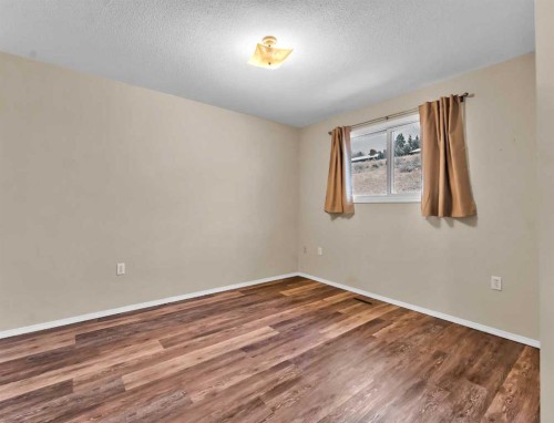 933 & 935 1 Street Sw, Medicine Hat, AB - Indoor Photo Showing Other Room