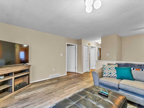 933 & 935 1 Street Sw, Medicine Hat, AB - Indoor Photo Showing Living Room
