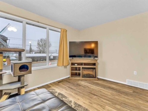 933 & 935 1 Street Sw, Medicine Hat, AB - Indoor Photo Showing Other Room
