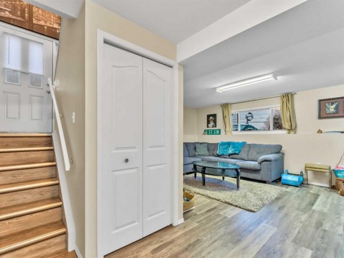 933 & 935 1 Street Sw, Medicine Hat, AB - Indoor Photo Showing Other Room