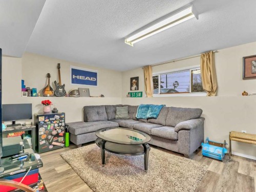933 & 935 1 Street Sw, Medicine Hat, AB - Indoor Photo Showing Living Room