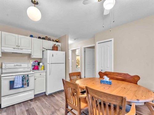933 & 935 1 Street Sw, Medicine Hat, AB - Indoor Photo Showing Kitchen