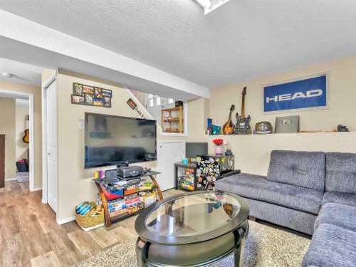 933 & 935 1 Street Sw, Medicine Hat, AB - Indoor Photo Showing Living Room
