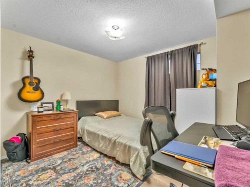 933 & 935 1 Street Sw, Medicine Hat, AB - Indoor Photo Showing Bedroom