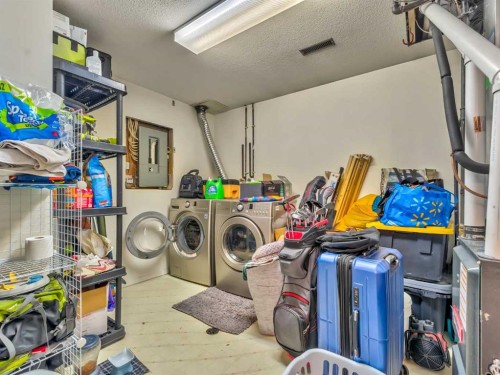 933 & 935 1 Street Sw, Medicine Hat, AB - Indoor Photo Showing Laundry Room