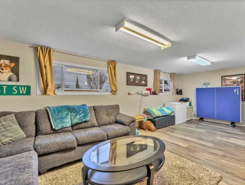 933 & 935 1 Street Sw, Medicine Hat, AB - Indoor Photo Showing Living Room