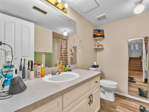 933 & 935 1 Street Sw, Medicine Hat, AB - Indoor Photo Showing Bathroom