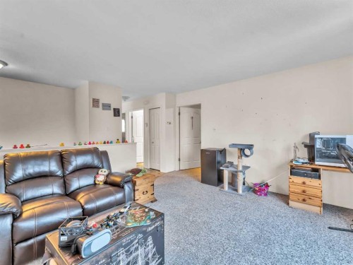 933 & 935 1 Street Sw, Medicine Hat, AB - Indoor Photo Showing Living Room
