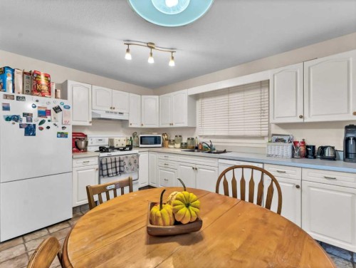 933 & 935 1 Street Sw, Medicine Hat, AB - Indoor Photo Showing Kitchen With Double Sink