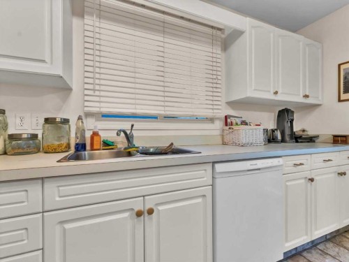933 & 935 1 Street Sw, Medicine Hat, AB - Indoor Photo Showing Kitchen With Double Sink