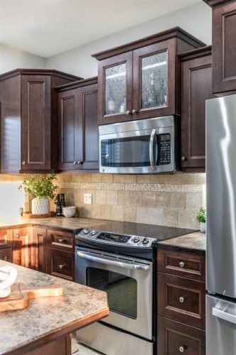 129 Ranchman Crescent Ne, Medicine Hat, AB - Indoor Photo Showing Kitchen