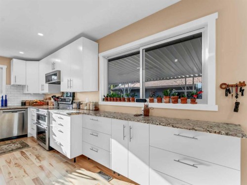 106 Rossland Road Se, Medicine Hat, AB - Indoor Photo Showing Kitchen With Stainless Steel Kitchen With Upgraded Kitchen